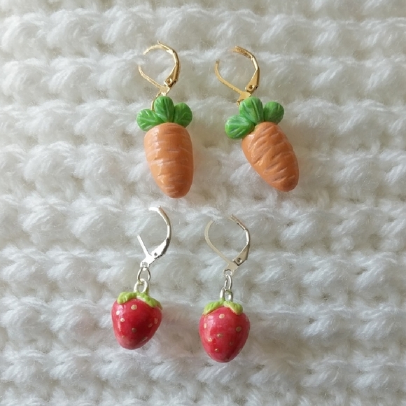 Carrot and Strawberry Stitch Markers Progress Keepers Crochet Knitting Leverback - Picture 1 of 9